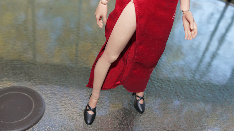 Illustration for article titled Hot Toys' Ada Wong Is Lovely, But Can She Pull Off That Dress?